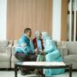 Seorang dokter sedang memberikan penyuluhan kesehatan kepada masyarakat di salah satu fasilitas kesehatan di Kalimantan Timur, menunjukkan komitmen terhadap peningkatan kualitas kesehatan di tengah persiapan IKN Nusantara. Pembangunan fasilitas modern dan pelatihan tenaga medis menjadi krusial untuk mendukung visi kesehatan berkelanjutan di masa depan.