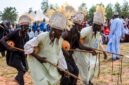 Penari Kancet Ledo dari suku Dayak Kenyah dengan hiasan kepala bulu burung enggang yang anggun, menampilkan keindahan gerak tarian tradisional Kalimantan Timur yang kaya makna dan filosofi. Tarian ini mencerminkan kelembutan serta kedekatan dengan alam, menjadi salah satu warisan budaya penting Indonesia.