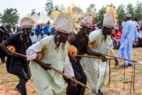 Penari Kancet Ledo dari suku Dayak Kenyah dengan hiasan kepala bulu burung enggang yang anggun, menampilkan keindahan gerak tarian tradisional Kalimantan Timur yang kaya makna dan filosofi. Tarian ini mencerminkan kelembutan serta kedekatan dengan alam, menjadi salah satu warisan budaya penting Indonesia.