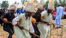 Penari Kancet Ledo dari suku Dayak Kenyah dengan hiasan kepala bulu burung enggang yang anggun, menampilkan keindahan gerak tarian tradisional Kalimantan Timur yang kaya makna dan filosofi. Tarian ini mencerminkan kelembutan serta kedekatan dengan alam, menjadi salah satu warisan budaya penting Indonesia.