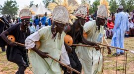 Penari Kancet Ledo dari suku Dayak Kenyah dengan hiasan kepala bulu burung enggang yang anggun, menampilkan keindahan gerak tarian tradisional Kalimantan Timur yang kaya makna dan filosofi. Tarian ini mencerminkan kelembutan serta kedekatan dengan alam, menjadi salah satu warisan budaya penting Indonesia.