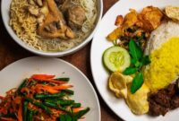 Nasi kuning tumpeng lengkap dengan aneka lauk pauk disajikan dalam sebuah upacara syukuran, melambangkan harapan akan keberuntungan dan kebahagiaan yang melimpah. Hidangan istimewa ini mencerminkan kekayaan budaya dan tradisi kuliner Indonesia yang telah turun-temurun.