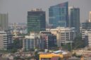 Pemandangan kota Jakarta yang sibuk dengan gedung-gedung pencakar langit, merefleksikan hiruk pikuk kehidupan urban yang menuntut adaptasi dan strategi keseimbangan dari para penghuninya. Setiap sudut kota ini menyimpan cerita tentang perjuangan dan resiliensi individu dalam menghadapi dinamika modern.