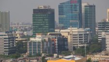 Pemandangan kota Jakarta yang sibuk dengan gedung-gedung pencakar langit, merefleksikan hiruk pikuk kehidupan urban yang menuntut adaptasi dan strategi keseimbangan dari para penghuninya. Setiap sudut kota ini menyimpan cerita tentang perjuangan dan resiliensi individu dalam menghadapi dinamika modern.