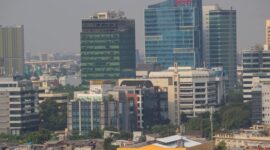 Pemandangan kota Jakarta yang sibuk dengan gedung-gedung pencakar langit, merefleksikan hiruk pikuk kehidupan urban yang menuntut adaptasi dan strategi keseimbangan dari para penghuninya. Setiap sudut kota ini menyimpan cerita tentang perjuangan dan resiliensi individu dalam menghadapi dinamika modern.