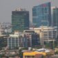Pemandangan kota Jakarta yang sibuk dengan gedung-gedung pencakar langit, merefleksikan hiruk pikuk kehidupan urban yang menuntut adaptasi dan strategi keseimbangan dari para penghuninya. Setiap sudut kota ini menyimpan cerita tentang perjuangan dan resiliensi individu dalam menghadapi dinamika modern.