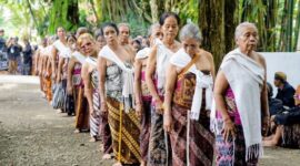 Seorang Belian, pemimpin ritual adat suku Dayak Benuaq, mengenakan pakaian tradisional lengkap saat memimpin upacara Belian yang sakral di Kalimantan Timur. Pakaian dan aksesori ini memiliki makna simbolis yang mendalam dalam setiap tahapan ritual penyembuhan.