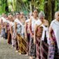 Seorang Belian, pemimpin ritual adat suku Dayak Benuaq, mengenakan pakaian tradisional lengkap saat memimpin upacara Belian yang sakral di Kalimantan Timur. Pakaian dan aksesori ini memiliki makna simbolis yang mendalam dalam setiap tahapan ritual penyembuhan.