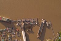 Salah satu prasasti Yupa, bukti tak terbantahkan keberadaan Kerajaan Kutai Martadipura di Kalimantan Timur, mengisahkan kemegahan peradaban Hindu-Buddha pertama di Nusantara. Artefak berusia ribuan tahun ini memberikan jendela langsung ke kehidupan politik, sosial, dan keagamaan masyarakat Kutai kuno.