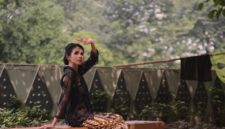 Seorang model berpose anggun mengenakan busana modern dengan motif batik khas Kalimantan Timur, menunjukkan perpaduan harmonis antara tradisi dan tren terkini. Pakaian ini mencerminkan bagaimana kekayaan budaya lokal kini diadaptasi menjadi gaya hidup urban yang elegan dan berkelas.