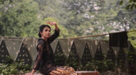 Seorang model berpose anggun mengenakan busana modern dengan motif batik khas Kalimantan Timur, menunjukkan perpaduan harmonis antara tradisi dan tren terkini. Pakaian ini mencerminkan bagaimana kekayaan budaya lokal kini diadaptasi menjadi gaya hidup urban yang elegan dan berkelas.