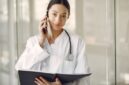 Seorang dokter sedang memberikan konsultasi jarak jauh melalui layar digital kepada pasien di daerah terpencil Kalimantan Timur, menunjukkan bagaimana teknologi telemedisin berperan penting dalam menjangkau layanan kesehatan di wilayah yang luas. Inisiatif ini merupakan bagian dari upaya pemerintah daerah untuk meningkatkan aksesibilitas dan kualitas pelayanan kesehatan bagi seluruh masyarakat Kaltim.
