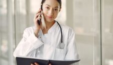 Seorang dokter sedang memberikan konsultasi jarak jauh melalui layar digital kepada pasien di daerah terpencil Kalimantan Timur, menunjukkan bagaimana teknologi telemedisin berperan penting dalam menjangkau layanan kesehatan di wilayah yang luas. Inisiatif ini merupakan bagian dari upaya pemerintah daerah untuk meningkatkan aksesibilitas dan kualitas pelayanan kesehatan bagi seluruh masyarakat Kaltim.