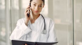 Seorang dokter sedang memberikan konsultasi jarak jauh melalui layar digital kepada pasien di daerah terpencil Kalimantan Timur, menunjukkan bagaimana teknologi telemedisin berperan penting dalam menjangkau layanan kesehatan di wilayah yang luas. Inisiatif ini merupakan bagian dari upaya pemerintah daerah untuk meningkatkan aksesibilitas dan kualitas pelayanan kesehatan bagi seluruh masyarakat Kaltim.