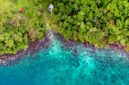 Pemandangan udara Kepulauan Derawan menunjukkan air laut biru kehijauan yang jernih dengan pulau-pulau kecil berpasir putih. Foto ini menangkap keindahan panorama gugusan pulau eksotis yang kaya akan kehidupan bawah laut.