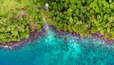 Pemandangan udara Kepulauan Derawan menunjukkan air laut biru kehijauan yang jernih dengan pulau-pulau kecil berpasir putih. Foto ini menangkap keindahan panorama gugusan pulau eksotis yang kaya akan kehidupan bawah laut.