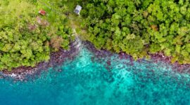 Pemandangan udara Kepulauan Derawan menunjukkan air laut biru kehijauan yang jernih dengan pulau-pulau kecil berpasir putih. Foto ini menangkap keindahan panorama gugusan pulau eksotis yang kaya akan kehidupan bawah laut.