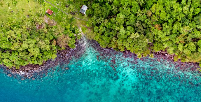 Pemandangan udara Kepulauan Derawan menunjukkan air laut biru kehijauan yang jernih dengan pulau-pulau kecil berpasir putih. Foto ini menangkap keindahan panorama gugusan pulau eksotis yang kaya akan kehidupan bawah laut.