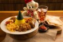 Sepiring nasi kuning hangat dengan beragam lauk pauk seperti ayam goreng, telur iris, dan serundeng, siap memanjakan lidah para penikmat kuliner. Hidangan ikonik ini mencerminkan kekayaan budaya dan tradisi kuliner Indonesia yang tak lekang oleh waktu.