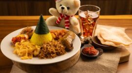 Sepiring nasi kuning hangat dengan beragam lauk pauk seperti ayam goreng, telur iris, dan serundeng, siap memanjakan lidah para penikmat kuliner. Hidangan ikonik ini mencerminkan kekayaan budaya dan tradisi kuliner Indonesia yang tak lekang oleh waktu.