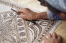 Seorang model mengenakan busana batik Kalimantan Timur dengan motif Enggang yang diinterpretasikan secara modern, menunjukkan perpaduan apik antara warisan budaya dan tren fesyen masa kini. Corak yang berani dan warna yang segar semakin menegaskan posisi batik Kaltim sebagai gaya hidup urban yang dinamis.
