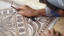 Seorang model mengenakan busana batik Kalimantan Timur dengan motif Enggang yang diinterpretasikan secara modern, menunjukkan perpaduan apik antara warisan budaya dan tren fesyen masa kini. Corak yang berani dan warna yang segar semakin menegaskan posisi batik Kaltim sebagai gaya hidup urban yang dinamis.