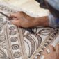 Seorang model mengenakan busana batik Kalimantan Timur dengan motif Enggang yang diinterpretasikan secara modern, menunjukkan perpaduan apik antara warisan budaya dan tren fesyen masa kini. Corak yang berani dan warna yang segar semakin menegaskan posisi batik Kaltim sebagai gaya hidup urban yang dinamis.