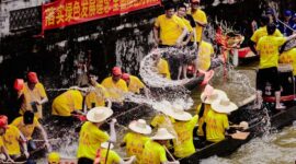 Keramaian masyarakat Kutai Kartanegara saat mengikuti ritual Belimbur, di mana mereka saling menyiramkan air sebagai simbol pembersihan diri dan kegembiraan. Tradisi ini menjadi salah satu puncak perayaan Pesta Erau yang selalu dinanti setiap tahunnya.
