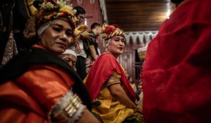 Mengintip Keunikan Upacara Belian: Menjaga Keseimbangan Dunia Melalui Ritual Adat