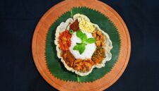 Sajian tumpeng nasi kuning yang ikonik dengan aneka lauk pauk tradisional, melambangkan syukur dan kemakmuran dalam berbagai perayaan di Indonesia. Hidangan ini memancarkan kehangatan dan kekayaan budaya kuliner Nusantara.