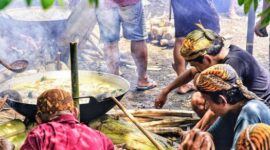 Seorang ahli pengobatan tradisional di Kutai sedang meracik bahan-bahan alami dari hutan, menunjukkan dedikasi dalam melestarikan warisan leluhur. Gambar ini menggambarkan kekayaan alam Kalimantan yang menjadi sumber utama ramuan herbal berkhasiat.