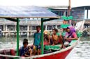 Seorang petugas kesehatan sedang memberikan penyuluhan gizi kepada ibu-ibu di salah satu Posyandu di pedesaan Kalimantan Timur, sebagai bagian dari upaya peningkatan kualitas kesehatan masyarakat. Inisiatif ini menunjukkan komitmen Kaltim dalam memastikan setiap keluarga memiliki akses informasi dan layanan kesehatan yang memadai.