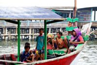 Seorang petugas kesehatan sedang memberikan penyuluhan gizi kepada ibu-ibu di salah satu Posyandu di pedesaan Kalimantan Timur, sebagai bagian dari upaya peningkatan kualitas kesehatan masyarakat. Inisiatif ini menunjukkan komitmen Kaltim dalam memastikan setiap keluarga memiliki akses informasi dan layanan kesehatan yang memadai.