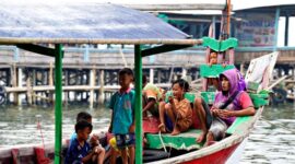 Seorang petugas kesehatan sedang memberikan penyuluhan gizi kepada ibu-ibu di salah satu Posyandu di pedesaan Kalimantan Timur, sebagai bagian dari upaya peningkatan kualitas kesehatan masyarakat. Inisiatif ini menunjukkan komitmen Kaltim dalam memastikan setiap keluarga memiliki akses informasi dan layanan kesehatan yang memadai.