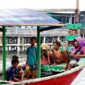 Seorang petugas kesehatan sedang memberikan penyuluhan gizi kepada ibu-ibu di salah satu Posyandu di pedesaan Kalimantan Timur, sebagai bagian dari upaya peningkatan kualitas kesehatan masyarakat. Inisiatif ini menunjukkan komitmen Kaltim dalam memastikan setiap keluarga memiliki akses informasi dan layanan kesehatan yang memadai.