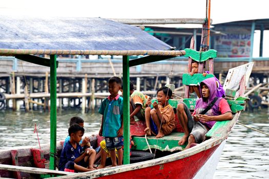Seorang petugas kesehatan sedang memberikan penyuluhan gizi kepada ibu-ibu di salah satu Posyandu di pedesaan Kalimantan Timur, sebagai bagian dari upaya peningkatan kualitas kesehatan masyarakat. Inisiatif ini menunjukkan komitmen Kaltim dalam memastikan setiap keluarga memiliki akses informasi dan layanan kesehatan yang memadai.