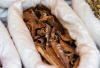 Berbagai jenis akar, kulit kayu, dan dedaunan yang menjadi bahan dasar ramuan herbal tradisional khas Kutai, menunjukkan kekayaan hayati hutan Kalimantan. Tumbuhan-tumbuhan ini dipercaya memiliki khasiat luar biasa untuk menjaga kesehatan dan mengobati berbagai penyakit.