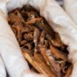 Berbagai jenis akar, kulit kayu, dan dedaunan yang menjadi bahan dasar ramuan herbal tradisional khas Kutai, menunjukkan kekayaan hayati hutan Kalimantan. Tumbuhan-tumbuhan ini dipercaya memiliki khasiat luar biasa untuk menjaga kesehatan dan mengobati berbagai penyakit.