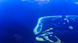 Pemandangan udara Kepulauan Derawan memperlihatkan air laut sebening kristal dan gugusan pulau yang menawan, mengundang para wisatawan untuk menjelajahi keindahan bawah lautnya. Gambar ini menunjukkan keasrian alam Derawan yang masih terjaga, menjadi daya tarik utama bagi para pencari ketenangan dan petualangan di laut.