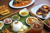 Sajian nasi kuning berbentuk tumpeng yang dihiasi beragam lauk pauk khas Indonesia, memancarkan keindahan dan kekayaan kuliner Nusantara yang siap dinikmati. Hidangan ini seringkali menjadi pusat perhatian dalam berbagai perayaan dan syukuran.