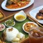Sajian nasi kuning berbentuk tumpeng yang dihiasi beragam lauk pauk khas Indonesia, memancarkan keindahan dan kekayaan kuliner Nusantara yang siap dinikmati. Hidangan ini seringkali menjadi pusat perhatian dalam berbagai perayaan dan syukuran.