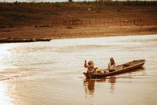 Seekor pesut mahakam berenang anggun di antara perahu tradisional di Sungai Mahakam, Kalimantan Timur, mengingatkan kita pada kekayaan legenda dan keindahan alam yang harus terus kita jaga. Keberadaan mamalia air tawar ini merupakan simbol keharmonisan antara manusia dan alam di jantung Borneo.