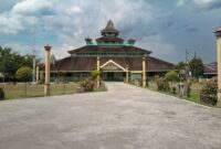 Seorang dokter memeriksa pasien di sebuah puskesmas modern di Kalimantan Timur, merepresentasikan komitmen pemerintah daerah dalam meningkatkan akses dan kualitas layanan kesehatan bagi masyarakat. Fasilitas kesehatan yang memadai menjadi pilar utama dalam mendukung kesejahteraan warga di tengah pesatnya pembangunan Ibu Kota Nusantara.