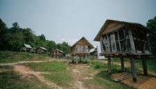 Seorang perawat memeriksa pasien di sebuah klinik kesehatan sederhana di pedalaman Kalimantan Timur, menunjukkan dedikasi dalam memberikan pelayanan medis di area terpencil. Upaya ini menjadi bagian penting dari komitmen daerah untuk memastikan akses kesehatan merata.
