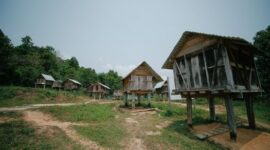 Seorang perawat memeriksa pasien di sebuah klinik kesehatan sederhana di pedalaman Kalimantan Timur, menunjukkan dedikasi dalam memberikan pelayanan medis di area terpencil. Upaya ini menjadi bagian penting dari komitmen daerah untuk memastikan akses kesehatan merata.