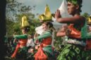 Penari tradisional Kutai menampilkan Tari Jepen yang memukau dengan kostum adat berwarna cerah, menjadi bagian tak terpisahkan dari kemeriahan Pesta Erau di Kutai Kartanegara. Pertunjukan ini merefleksikan kekayaan seni dan budaya lokal yang diwariskan secara turun-temurun.