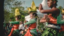 Penari tradisional Kutai menampilkan Tari Jepen yang memukau dengan kostum adat berwarna cerah, menjadi bagian tak terpisahkan dari kemeriahan Pesta Erau di Kutai Kartanegara. Pertunjukan ini merefleksikan kekayaan seni dan budaya lokal yang diwariskan secara turun-temurun.
