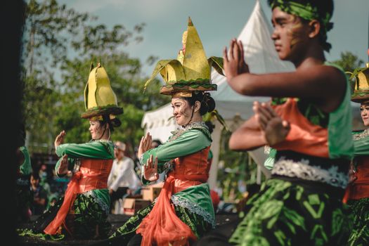 Penari tradisional Kutai menampilkan Tari Jepen yang memukau dengan kostum adat berwarna cerah, menjadi bagian tak terpisahkan dari kemeriahan Pesta Erau di Kutai Kartanegara. Pertunjukan ini merefleksikan kekayaan seni dan budaya lokal yang diwariskan secara turun-temurun.