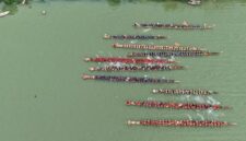 Pemandangan matahari terbenam di Sungai Mahakam, menampilkan perahu tradisional yang berlayar tenang di atas air, mencerminkan kehidupan damai masyarakat lokal yang bergantung pada sungai ini. Latar belakang hutan lebat di tepian sungai menunjukkan kekayaan alam Kalimantan Timur yang perlu terus dijaga.
