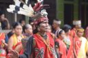 Seorang model mengenakan busana modern dengan motif batik khas Kalimantan Timur yang terinspirasi dari kekayaan budaya Dayak dan Kutai, menampilkan perpaduan warna alami yang menawan.